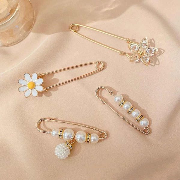 Hot Selling Women Pearl Brooch Fashion Adjustable Fixed Clothing Pants Alloy Brooch Clothing Accessories