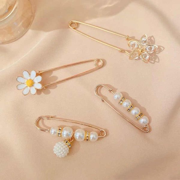 Hot Selling Women Pearl Brooch Fashion Adjustable Fixed Clothing Pants Alloy Brooch Clothing Accessories