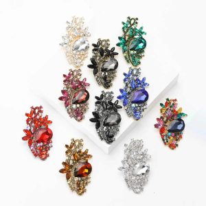 Vintage Flower Design Crystal and Rhinestone Brooch for Women - Elegant Zinc Alloy Jewelry for Weddings, Parties, and Special Occasions