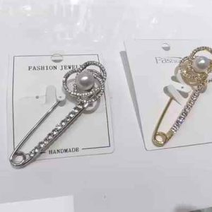 Elegant Alloy Crystal Rhinestone Brooch Pin with Artificial Pearl Hollow Floral Design for Shawl Turban Scarf Accessories Unisex Jewelry