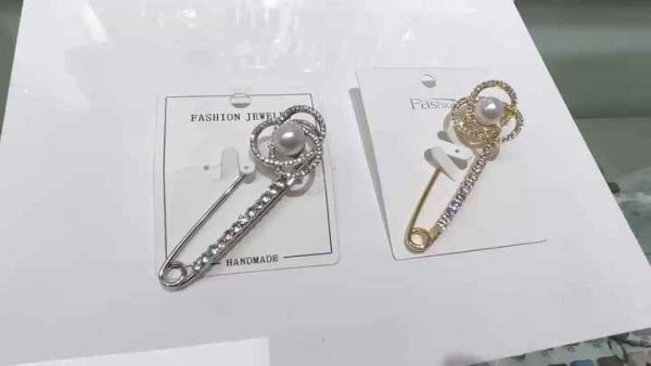 Elegant Alloy Crystal Rhinestone Brooch Pin with Artificial Pearl Hollow Floral Design for Shawl Turban Scarf Accessories Unisex Jewelry
