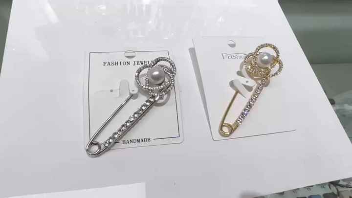 Elegant Alloy Crystal Rhinestone Brooch Pin with Artificial Pearl Hollow Floral Design for Shawl Turban Scarf Accessories Unisex Jewelry