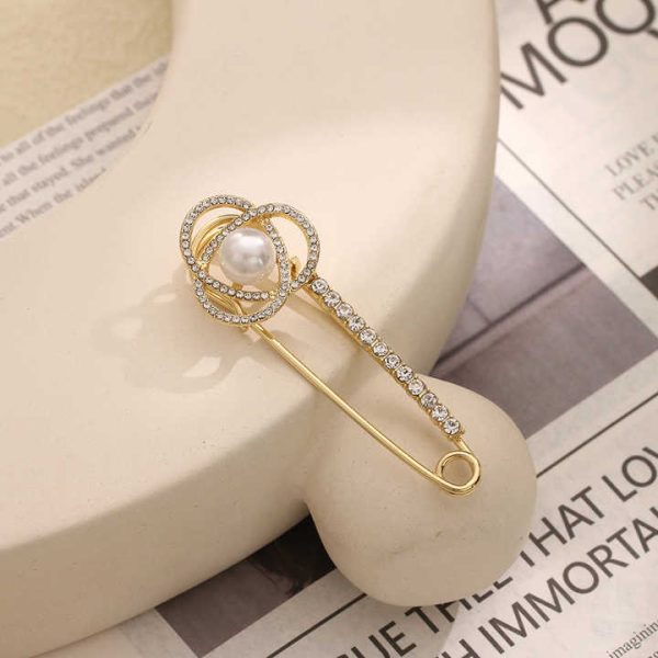 Women's Fashion Alloy Accessory Gold Silver Crystal Artificial Pearl Brooch Pin Hollow Flower Shape Pattern for Turban Shawl
