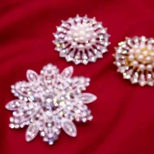 Vintage Rhinestone Rose Flower Brooch Pin for Women Bridal Wedding Party Alloy Crystal Jewelry Accessory