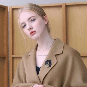 Flower Shape Brooch Pins Jewelry for Women and Girls - Alloy Crystal Rhinestone Gold Plated Fashion Accessories for Wedding Party Anniversary Gift Customizable