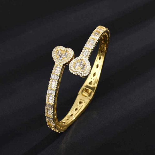 Custom-Made Modern Charm Bracelet Elegant Diamond Engraved Heart Motifs Latest Adjustable Fashion Accessory