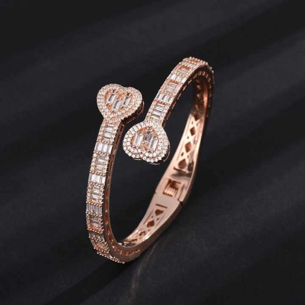 Custom-Made Modern Charm Bracelet Elegant Diamond Engraved Heart Motifs Latest Adjustable Fashion Accessory