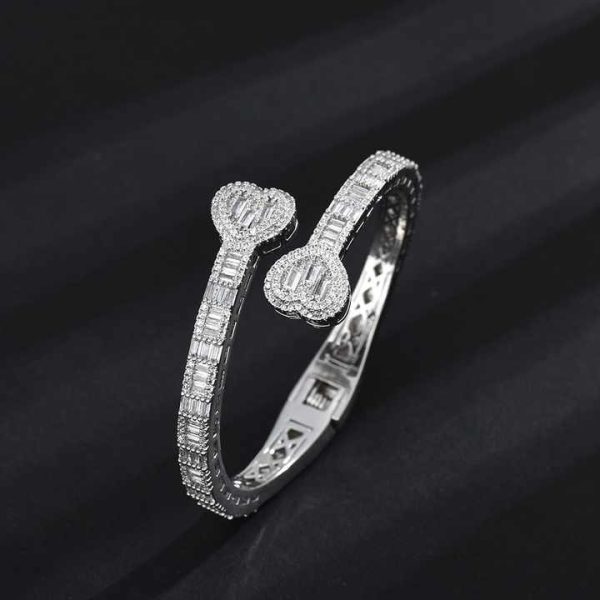Custom-Made Modern Charm Bracelet Elegant Diamond Engraved Heart Motifs Latest Adjustable Fashion Accessory