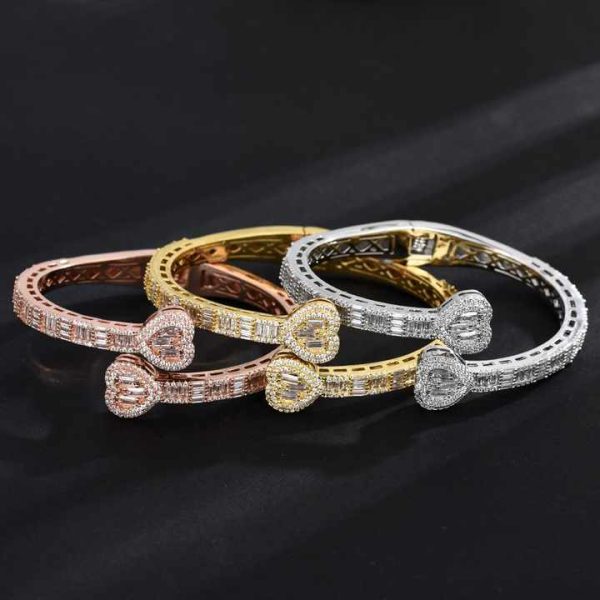 Custom-Made Modern Charm Bracelet Elegant Diamond Engraved Heart Motifs Latest Adjustable Fashion Accessory