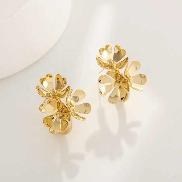 Wholesale Gold Plated C-Shaped Women's Metallic Flower Stud Drop Earrings Fashion Jewelry for Gifts