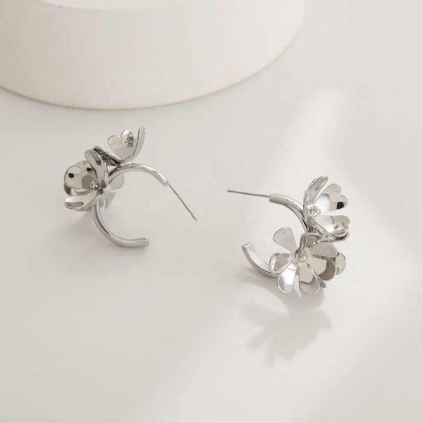 Wholesale Gold Plated C-Shaped Women's Metallic Flower Stud Drop Earrings Fashion Jewelry for Gifts