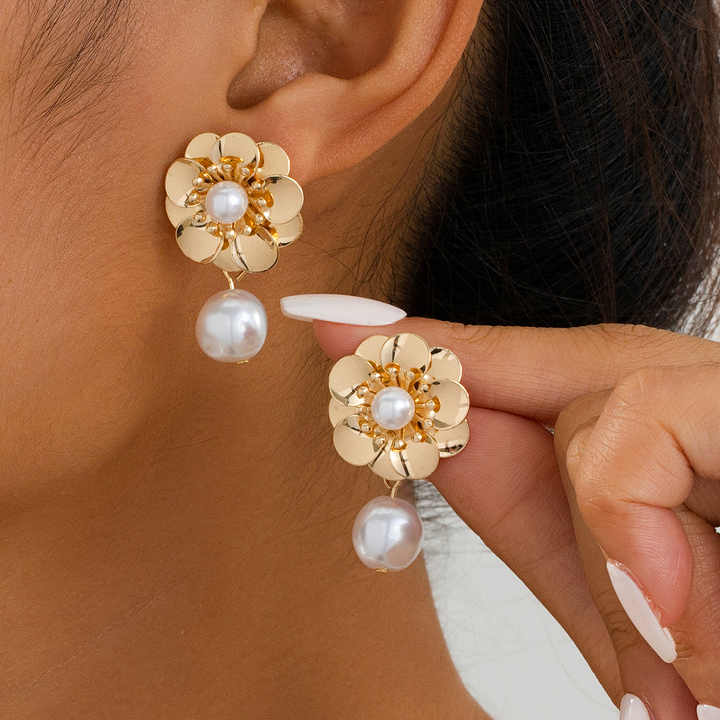 High-Grade Vintage Imitation Pearl Flower Pendant Drop Earrings Fashionable Petal Studs with Sweet Temperament Wholesale