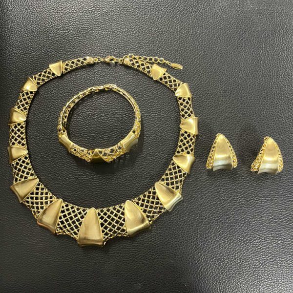 Zhuerrui Wholesale Luxury Good Jewelry Sets Fashion Hollow Out Necklace Jewelry Set High-end Woman Festival Gifts HV008541