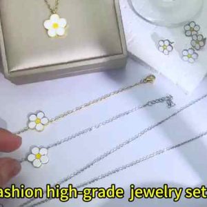 Women's Stainless Steel Four-Leaf Clover Jewelry Set 18K Gold Plated 3-Piece Necklace Bracelet Earrings for Parties Anniversary Gifts