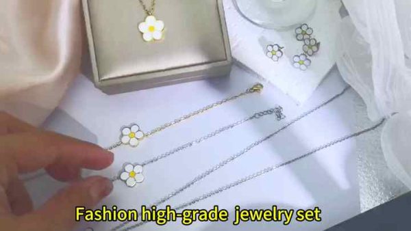 Women's Stainless Steel Four-Leaf Clover Jewelry Set 18K Gold Plated 3-Piece Necklace Bracelet Earrings for Parties Anniversary Gifts