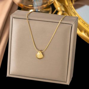 Non Tarnish 18k Gold Light Luxury Striped Scallop Shell Picture Necklace Pendant Jewelry N2312172