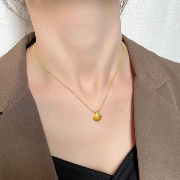 Non Tarnish 18k Gold Light Luxury Striped Scallop Shell Picture Necklace Pendant Jewelry N2312172