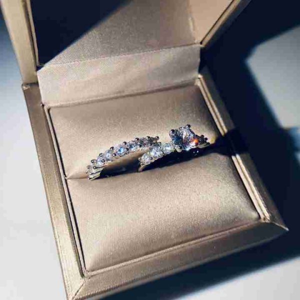 Manufacturer Direct Sale Fashion Jewelry KYRA0692 CZ Rings Platinum Plated 3A Zircon Wedding Rings Set for Women