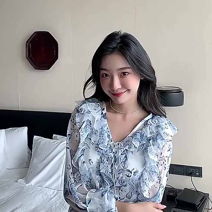 Trendy 18K Gold Plated Stainless Steel Imitation Pearl Clavicle Necklace for Women, 18 Inches Light Luxury Sweater Chain