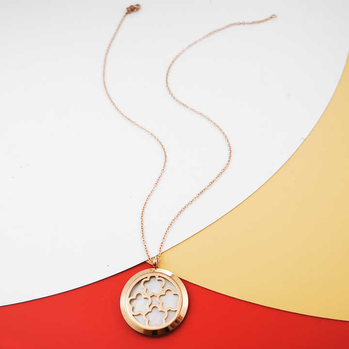 European and American Retro Fashion Trendy Men and Women Hollow plum Blossom Clavicle Chain Pendant