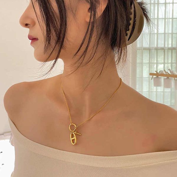 High Quality Popular 18K Gold Stainless Steel Necklace OT Buckle Pendant Necklace Gold Pig Nose Necklace for Women